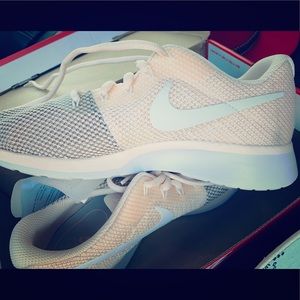 Brand new Nike sneakers lightweight breathable! 🌸